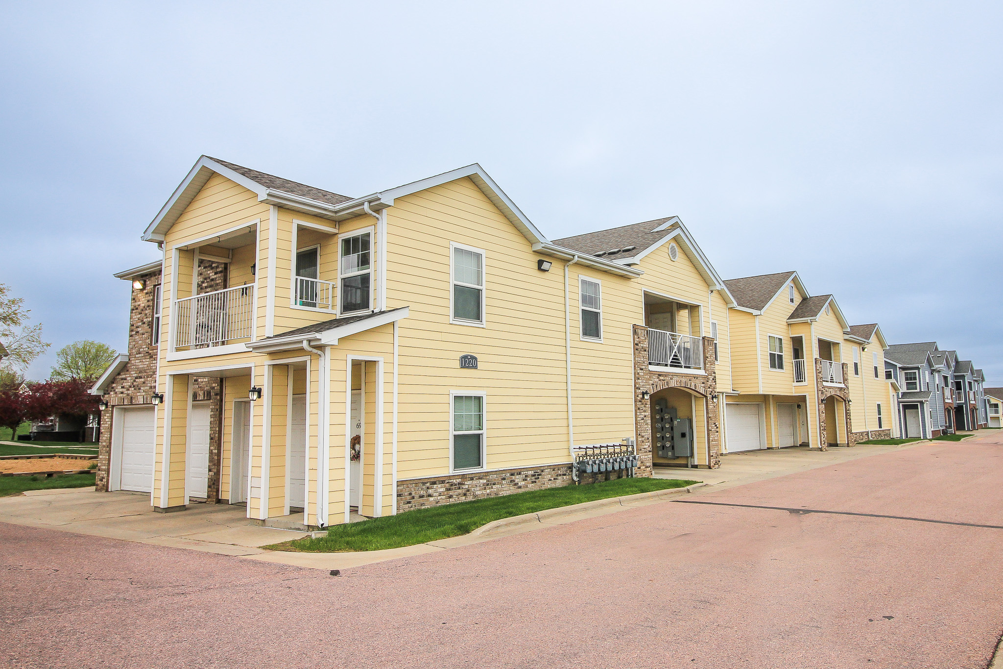 Redwood Court Apartments